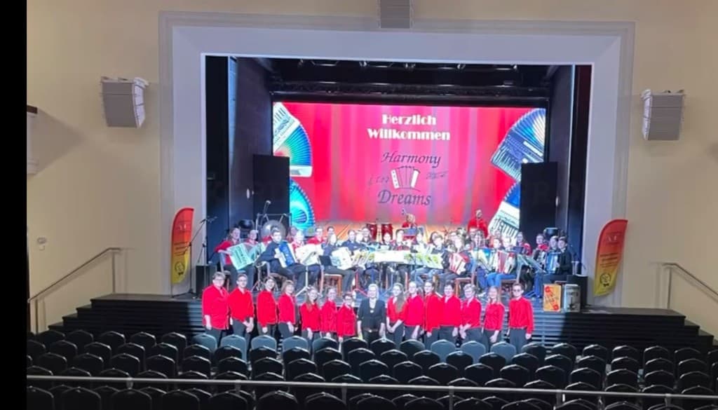 Orchester auf der Bühne des RöderSaals